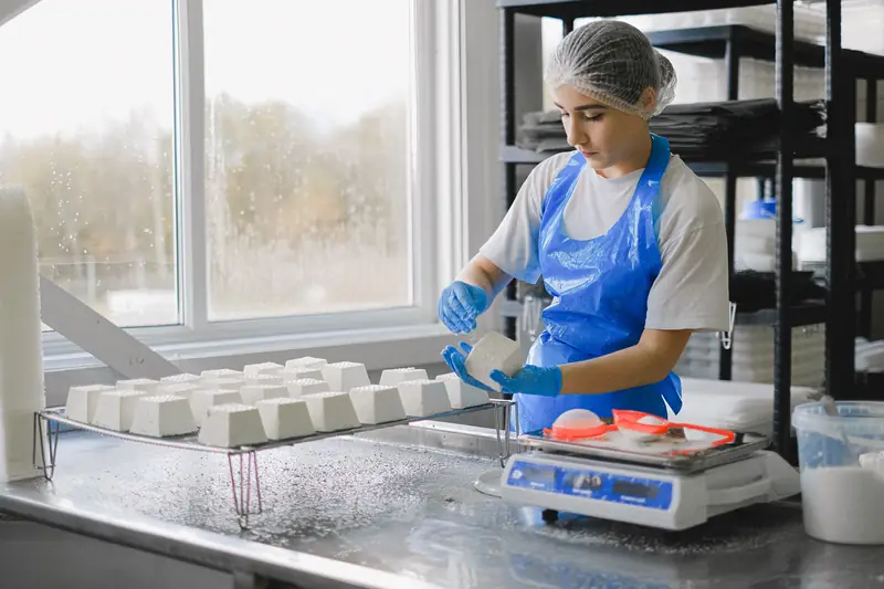 Laboratorio di produzione alimentare con prodotti in fase di lavorazione